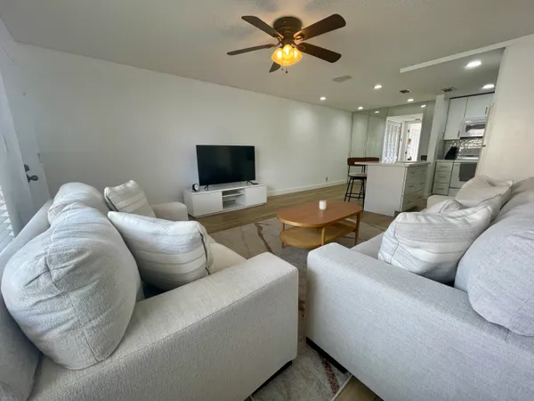 $2,000 | 1100 Crystal Lake Drive, Unit 207, Pompano Beach, FL 33073
