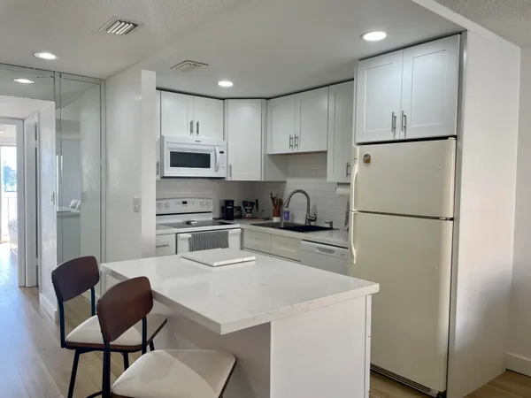 $2,000 | 1100 Crystal Lake Drive, Unit 207, Pompano Beach, FL 33073
