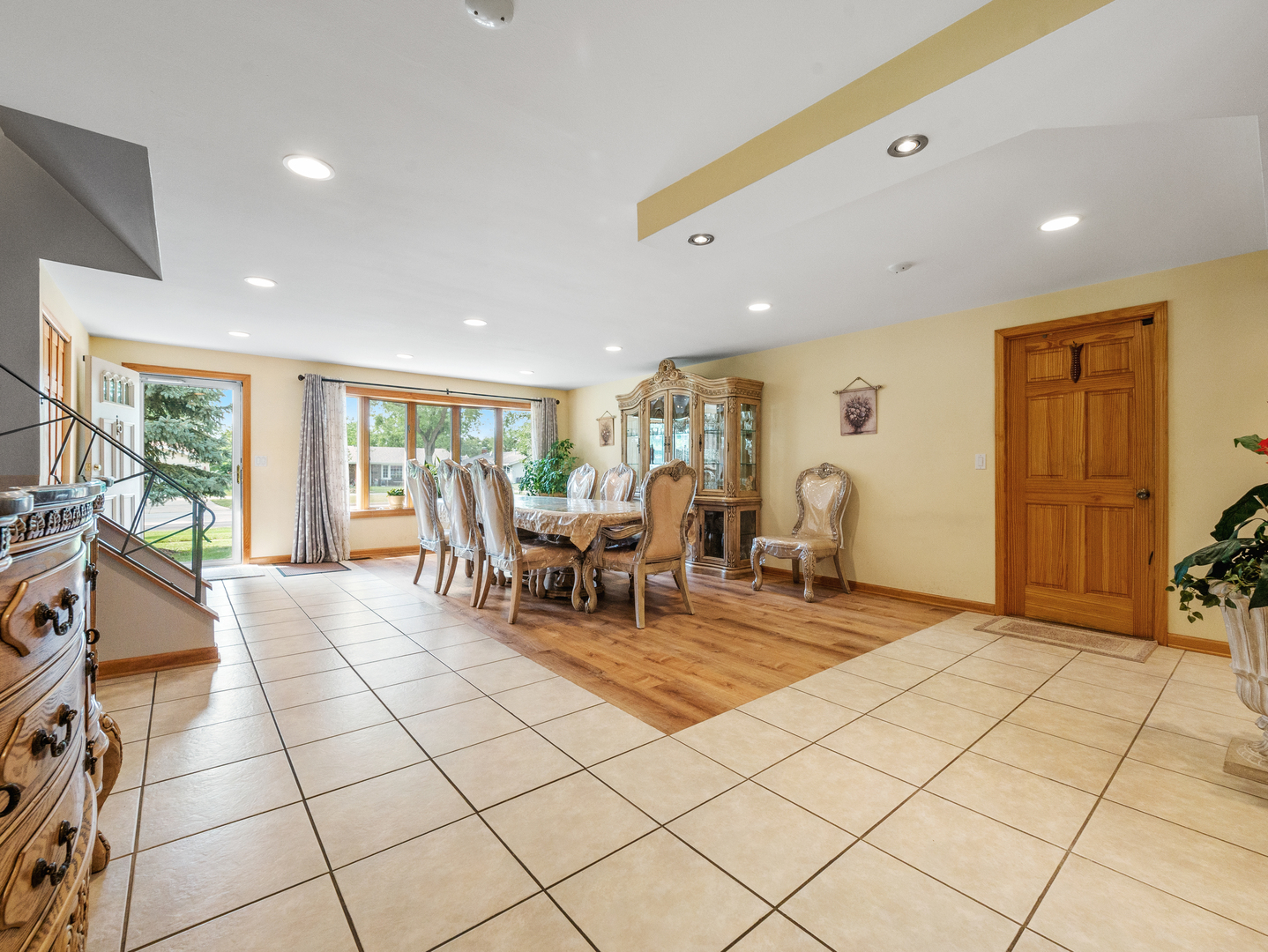 1027 Springinsguth Road Schaumburg, IL 60193 - Photo 3 of 28