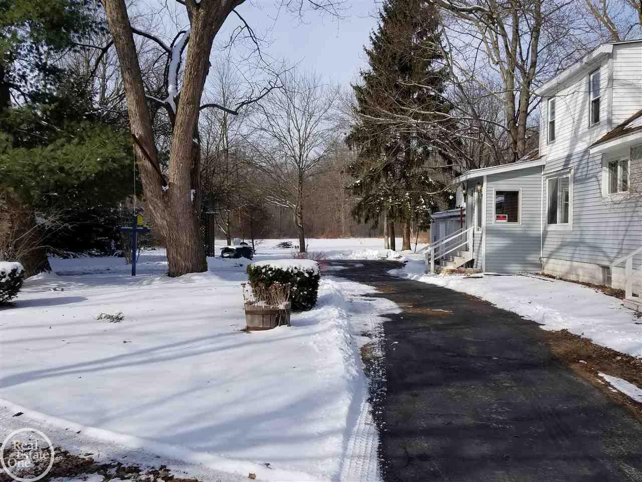 2641 Beach Port Port Huron, MI 48060 - Photo 3 of 21