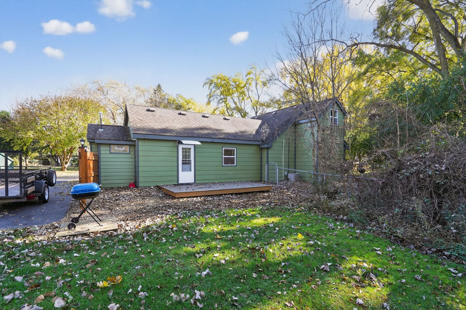 1036 Guerin Road, Unit B Green Oaks, IL 60048 - Photo 4 of 17 a view of a house with a garden