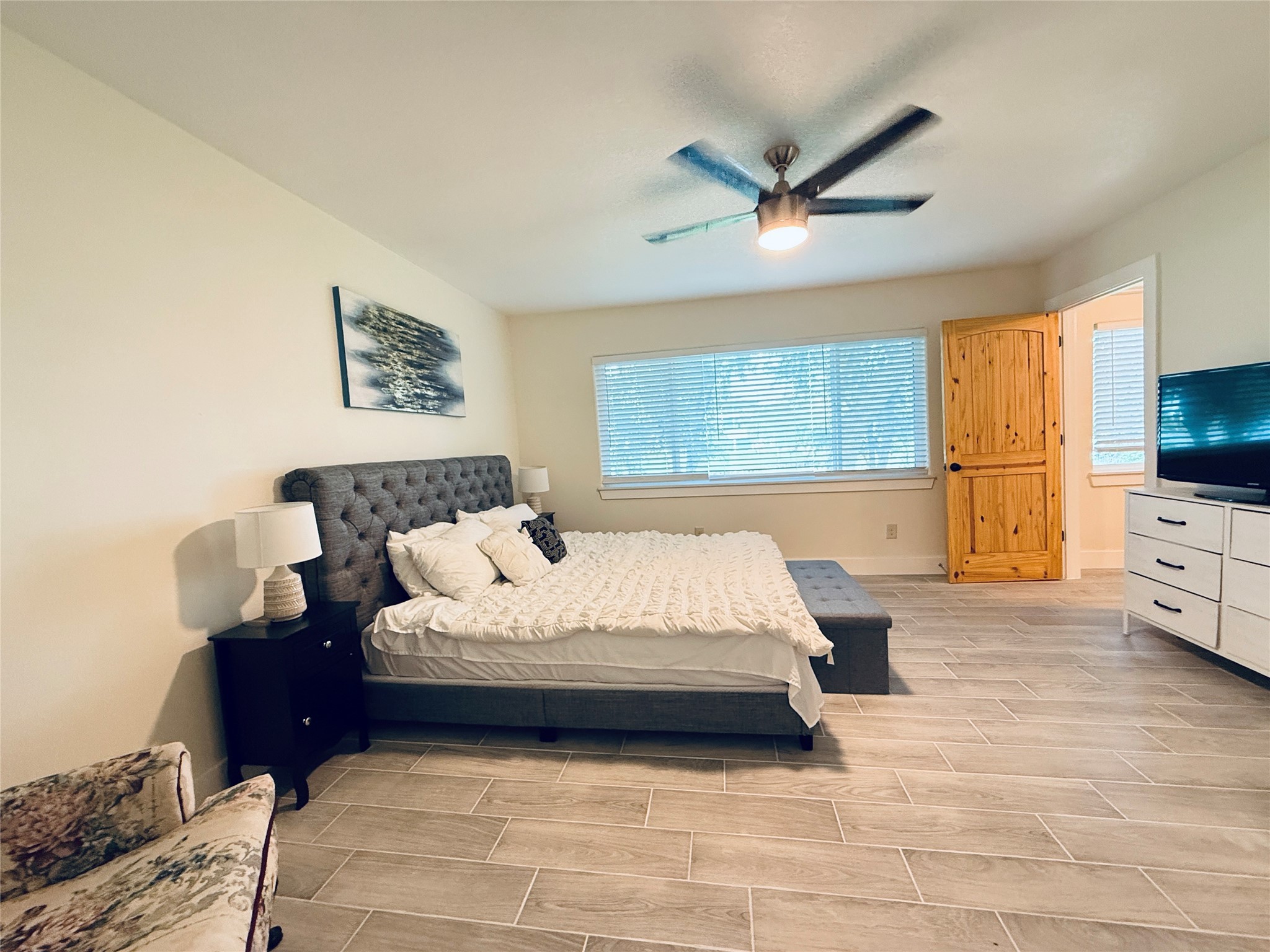 3936 Wagon Road Dickinson, TX 77539 - Photo 17 of 45 a spacious bedroom with a bed and a flat screen tv