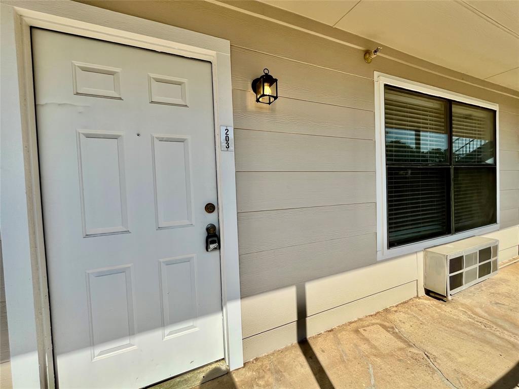 701 West Sycamore Street, Unit 203 Denton, TX 76201 - Photo 2 of 10