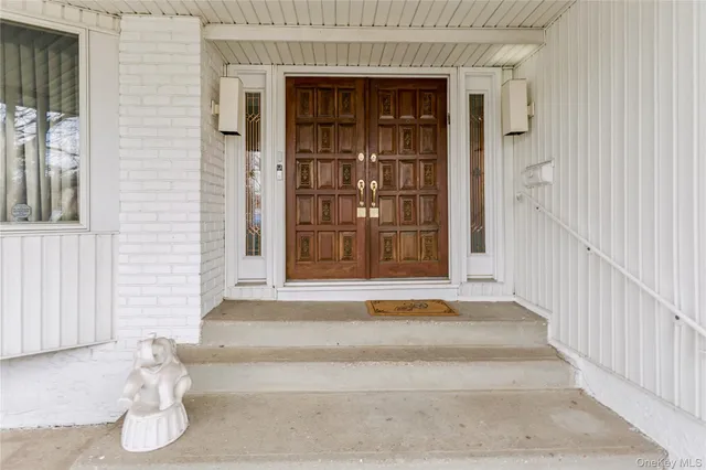 a view of entrance of the house