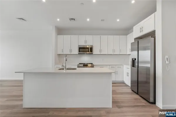 $2,700 | 2 Executive Drive, Unit 915, Fort Lee, NJ 07024