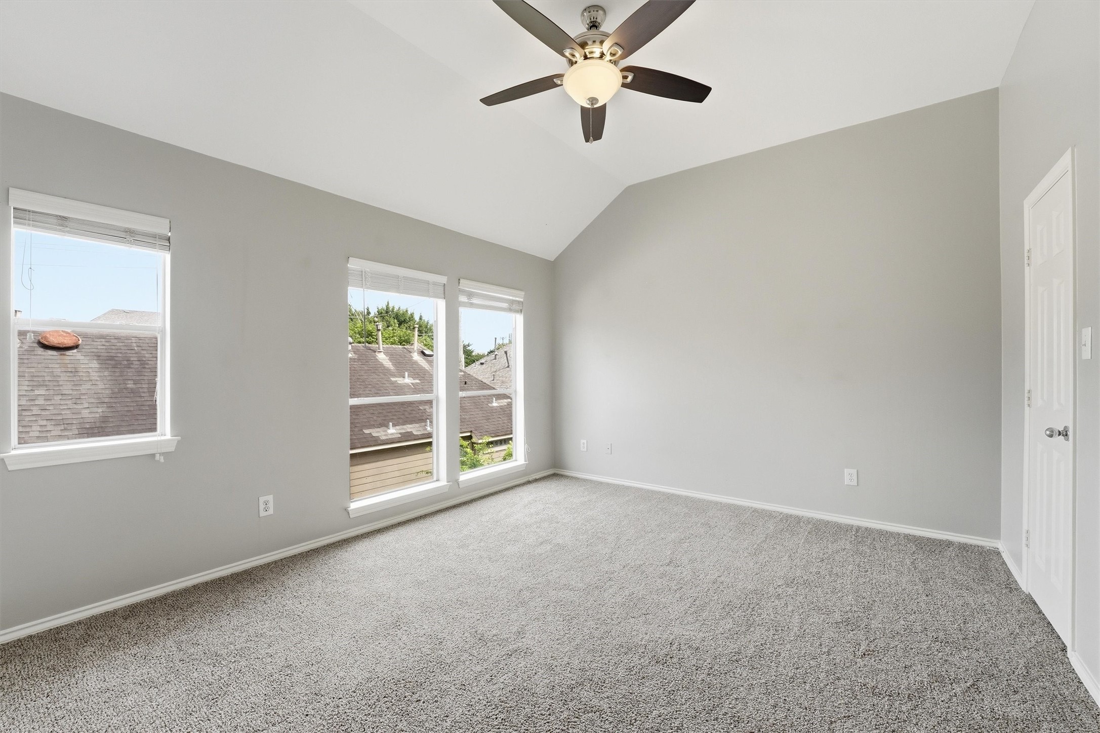1507 Sutton Street Houston, TX 77006 - Photo 20 of 31 an empty room with windows