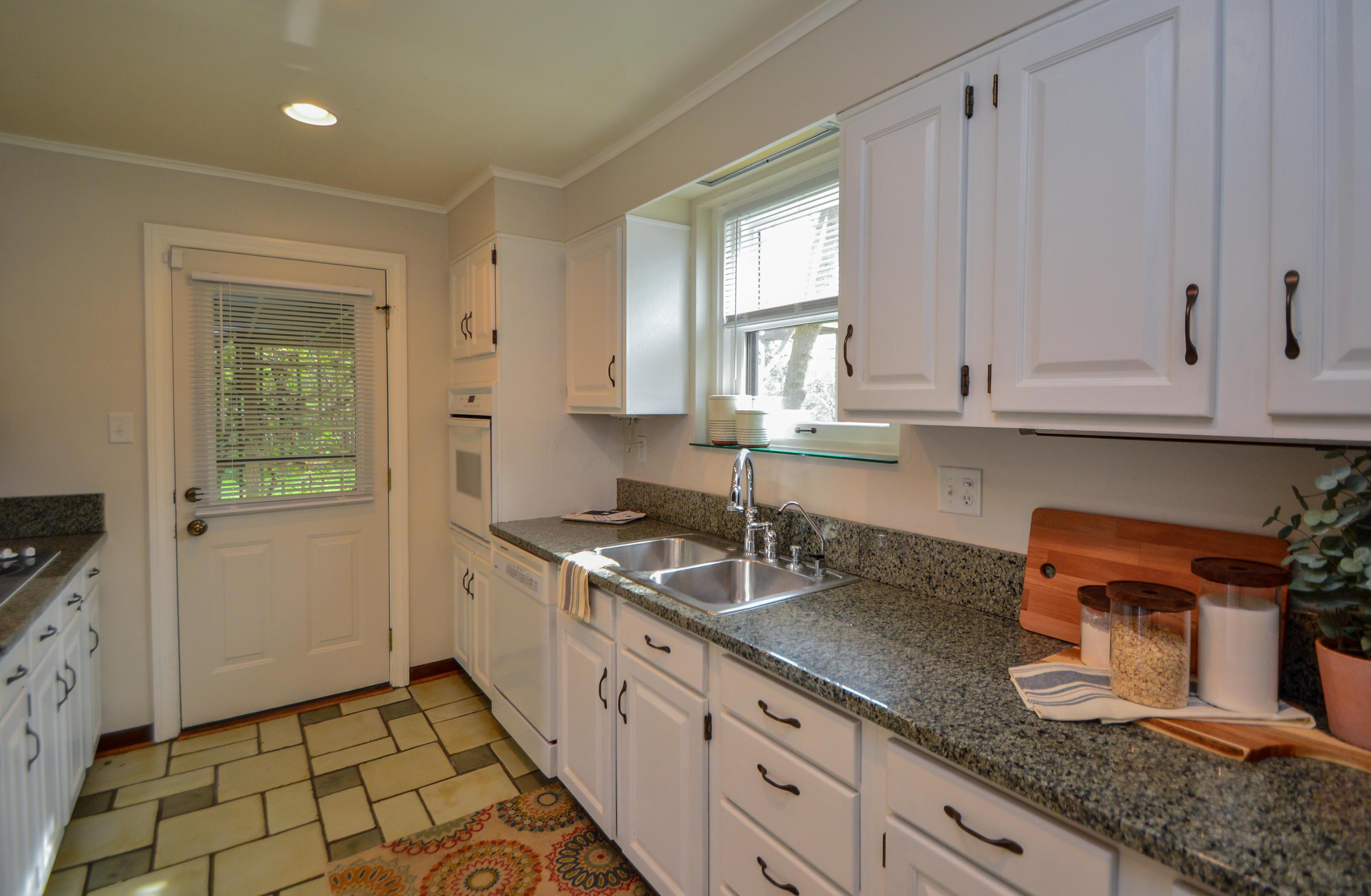 2495 Brookwood Road Columbus, OH 43209 - Photo 10 of 25