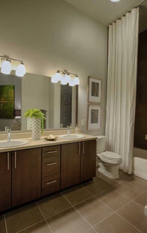 2525 McCue Road, Unit 112 Houston, TX 77056 - Photo 27 of 32 a bathroom with a double vanity sink and a mirror
