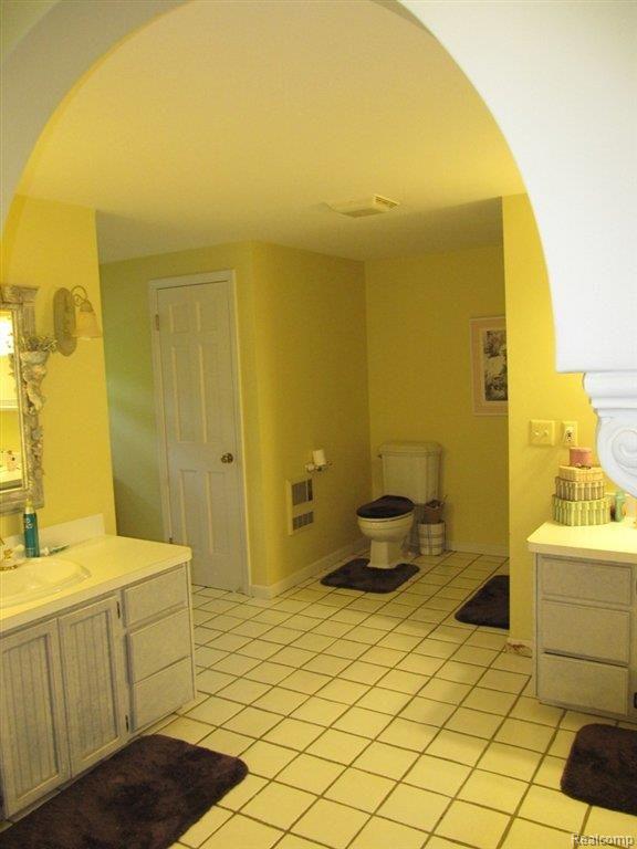 1690 North Livernois Road Rochester, MI 48306 - Photo 21 of 25 Princess Bathroom