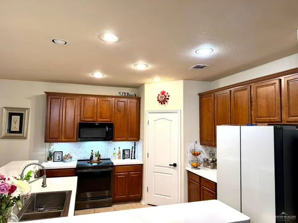 $2,500 | 3906 El Sendero Court, Mission, TX 78572