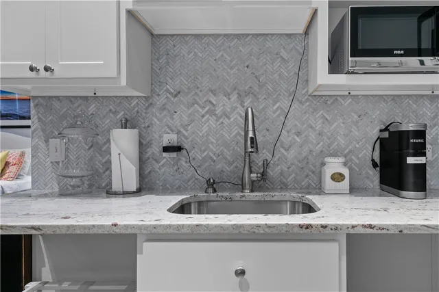 $2,700 | 137 West Main Road, Unit REAR, Middletown, RI 02842