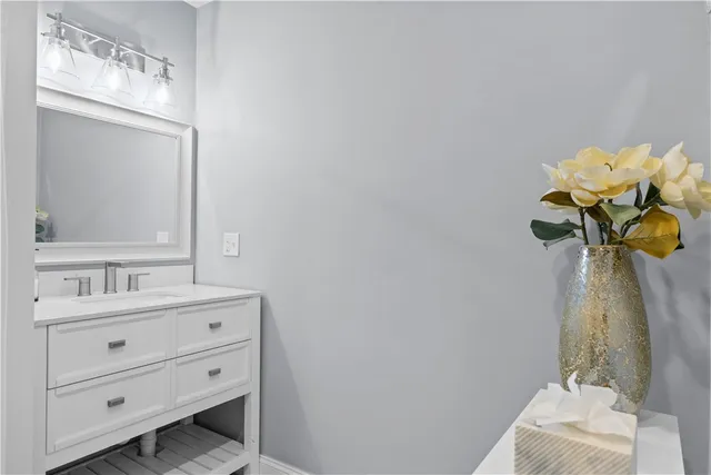 $2,700 | 137 West Main Road, Unit REAR, Middletown, RI 02842