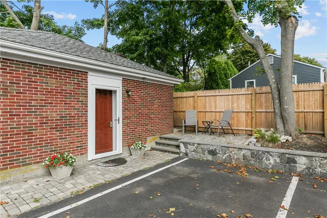 $2,700 | 137 West Main Road, Unit REAR, Middletown, RI 02842