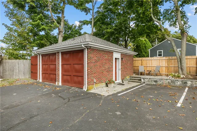 $2,700 | 137 West Main Road, Unit REAR, Middletown, RI 02842