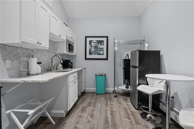 $2,700 | 137 West Main Road, Unit REAR, Middletown, RI 02842