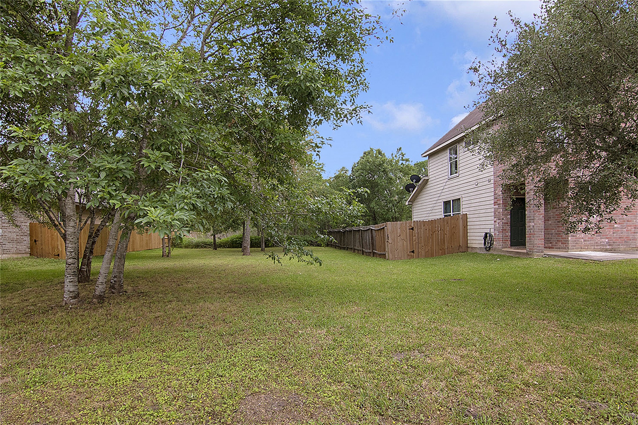 8906 Freeland Street Houston, TX 77075 - Photo 18 of 21 Left side of the property showing how much extra grassy space there is to enjoy