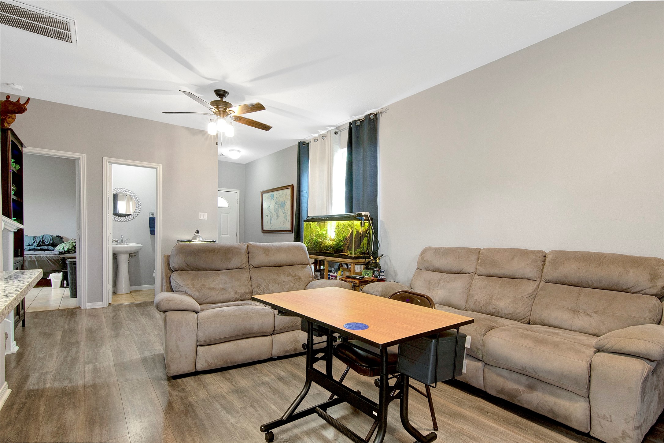 8906 Freeland Street Houston, TX 77075 - Photo 3 of 21 Living Room