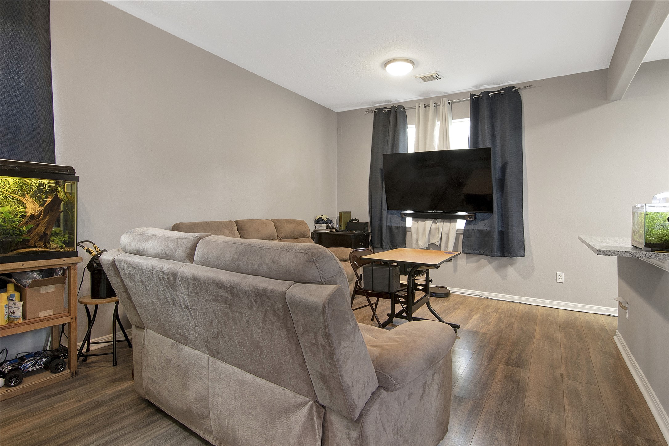8906 Freeland Street Houston, TX 77075 - Photo 5 of 21 An alternate view of the living area