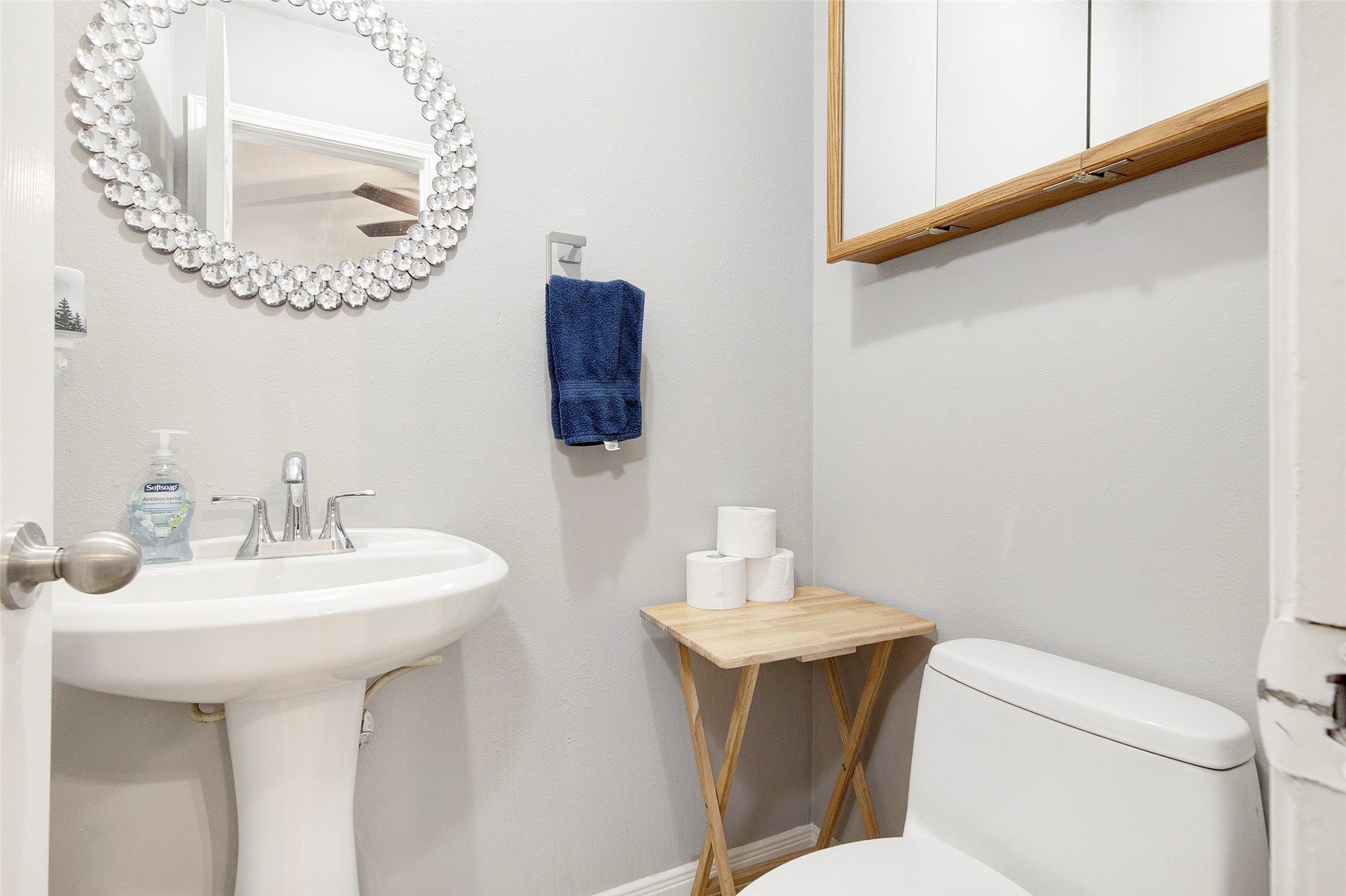 8906 Freeland Street Houston, TX 77075 - Photo 7 of 21 Guest Bathroom with a nice pedestal sink!