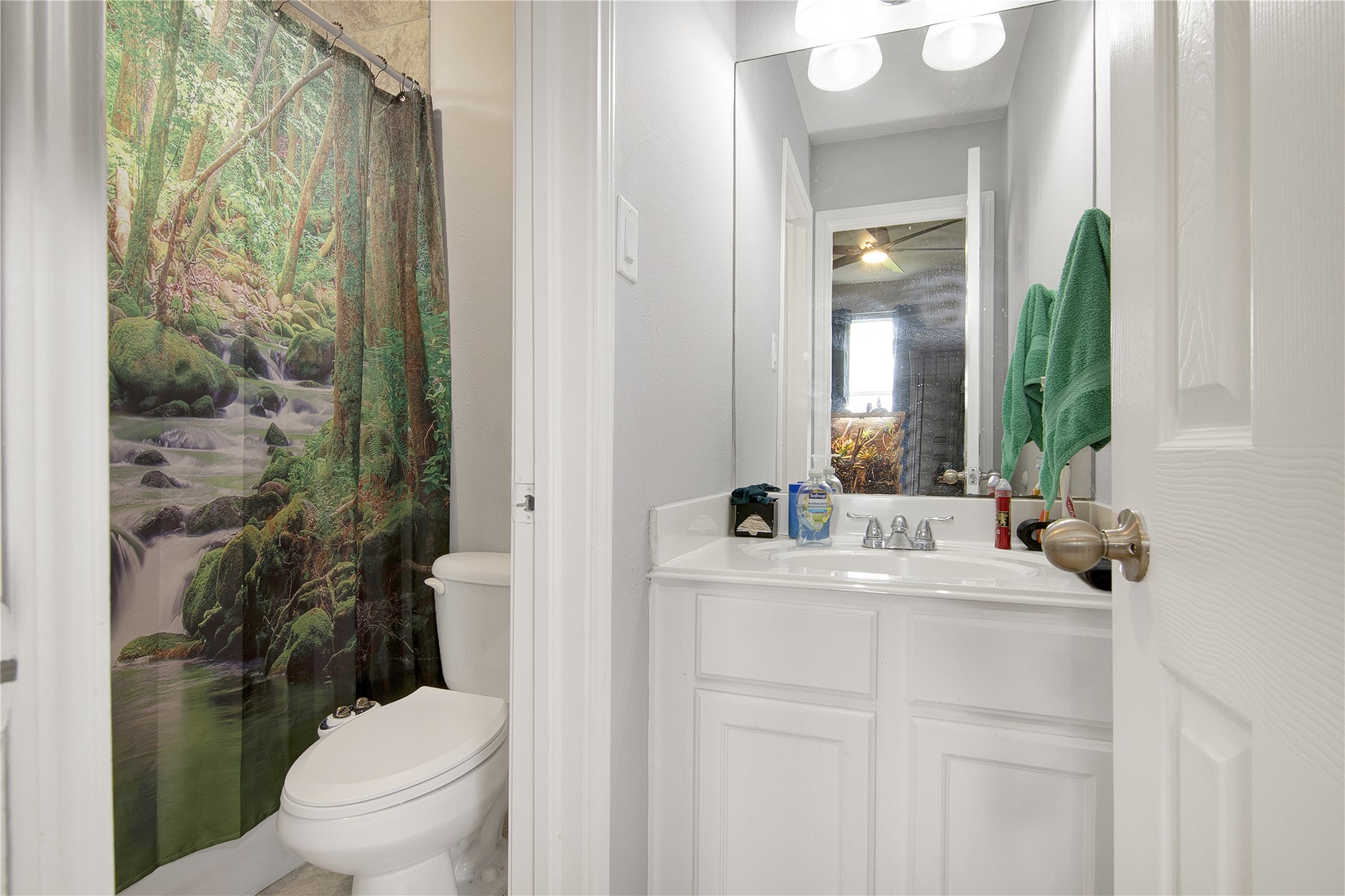 8906 Freeland Street Houston, TX 77075 - Photo 8 of 21 Primary Bathroom