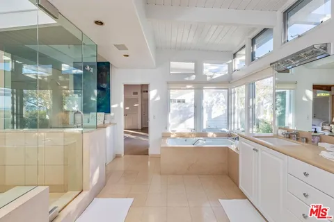 $7,950,000 | 27727 Pacific Coast Highway, Malibu, CA 90265