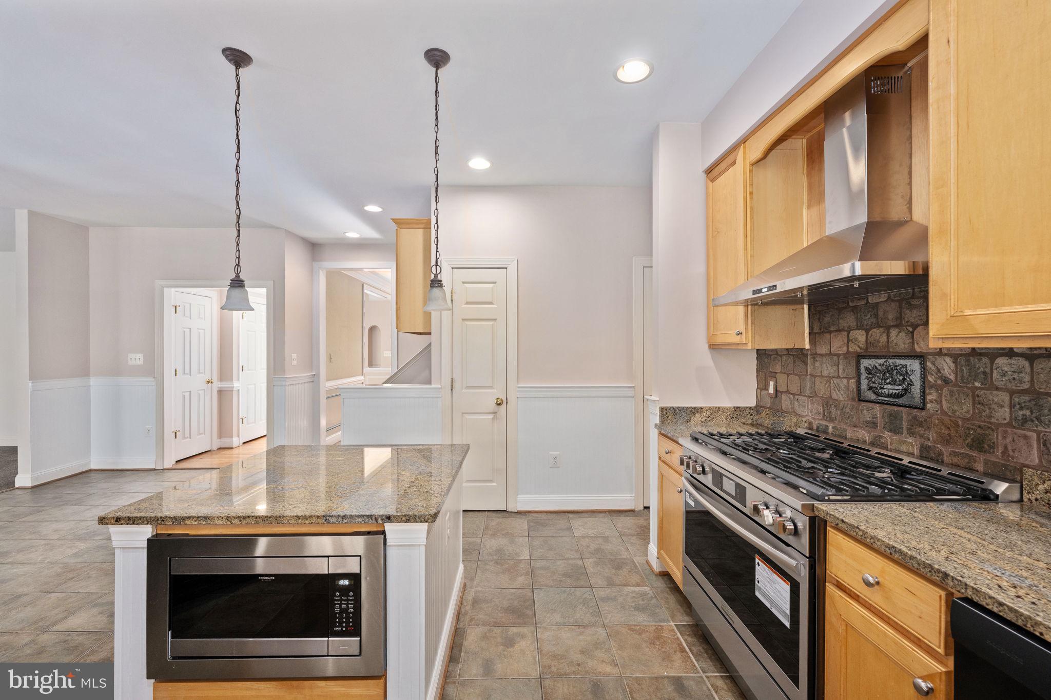 231 Kimberwick Lane Stafford, VA 22556 - Photo 22 of 78 a kitchen with stainless steel appliances granite countertop a stove a sink and a refrigerator