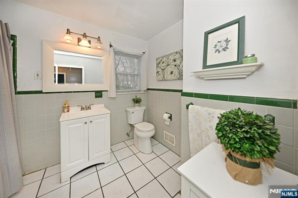 243 Devon Road Washington Township, NJ 07676 - Photo 13 of 40