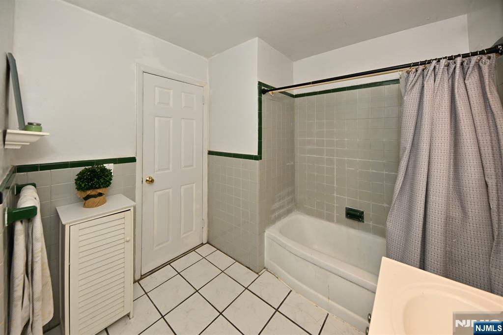 243 Devon Road Washington Township, NJ 07676 - Photo 14 of 40