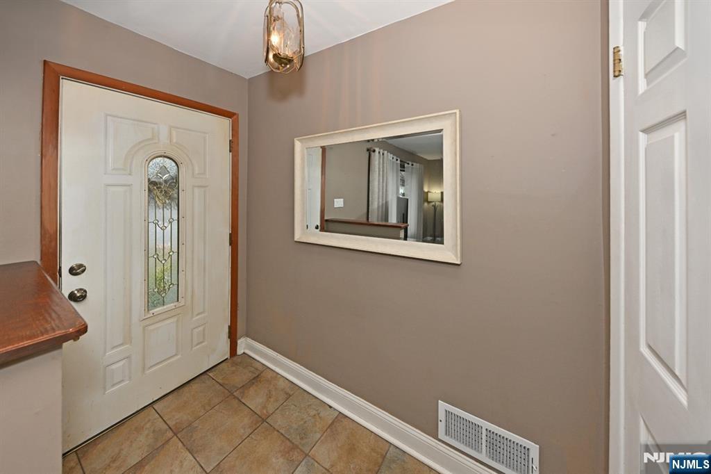 243 Devon Road Washington Township, NJ 07676 - Photo 2 of 40