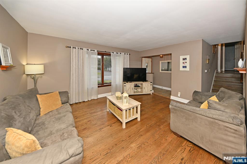 243 Devon Road Washington Township, NJ 07676 - Photo 4 of 40