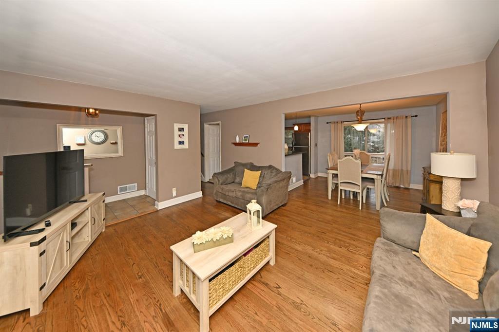 243 Devon Road Washington Township, NJ 07676 - Photo 5 of 40