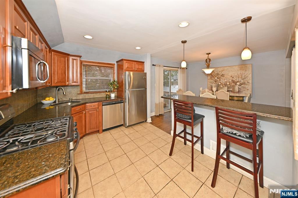 243 Devon Road Washington Township, NJ 07676 - Photo 7 of 40