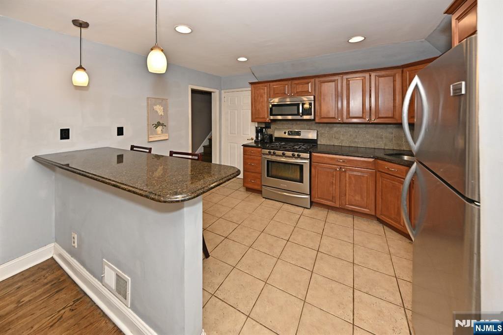 243 Devon Road Washington Township, NJ 07676 - Photo 8 of 40