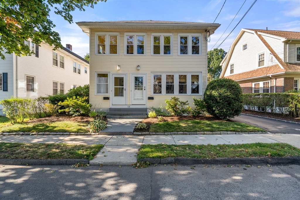 a view of a house with backyard and garden