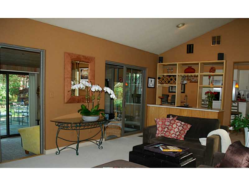 10 Loring Road Bristol, RI 02809 - Photo 10 of 25 Living Room.