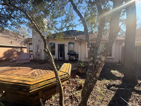 a view of a house with backyard and sitting area