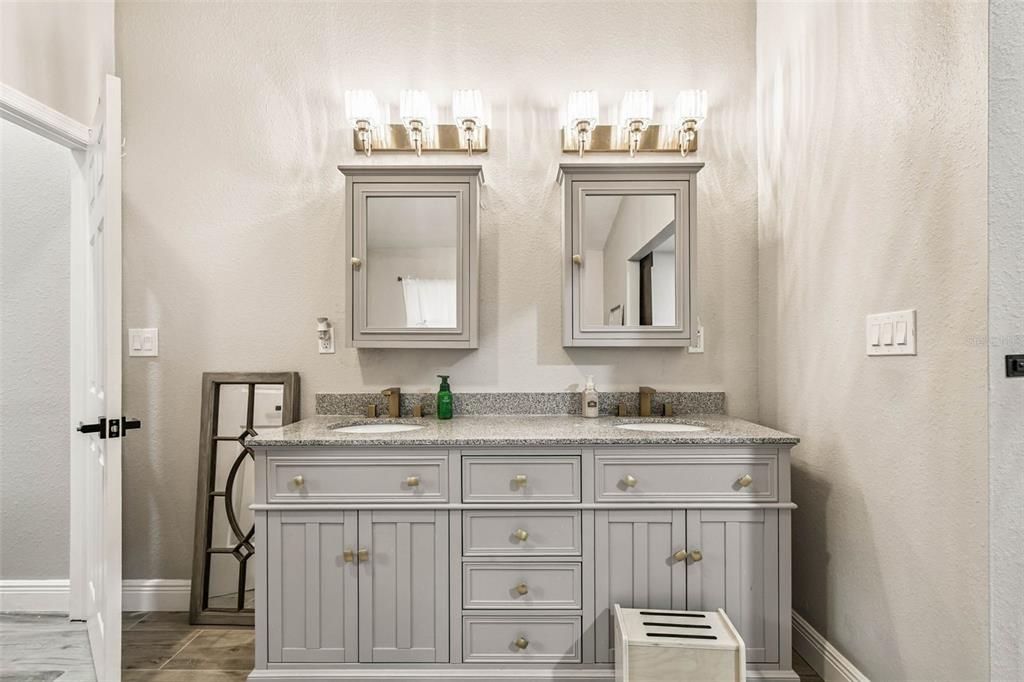 748 McClellan Road Frostproof, FL 33843 - Photo 25 of 31 a bathroom with mirror and