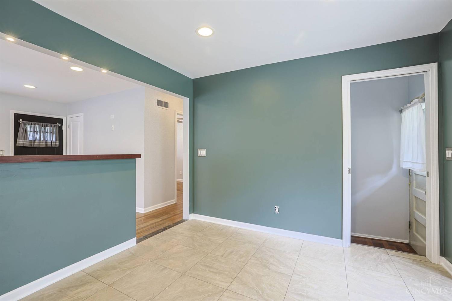 3958 Ridgecombe Drive Cincinnati, OH 45248 - Photo 12 of 34 Gallery Image 12