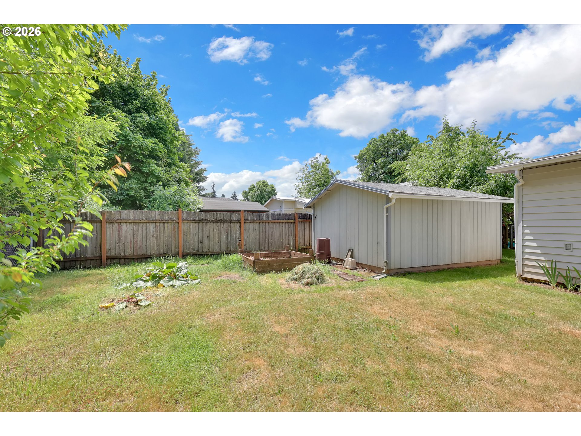1425 Taney Street Eugene, OR 97402 - Photo 27 of 34 a backyard of a house with table and chairs