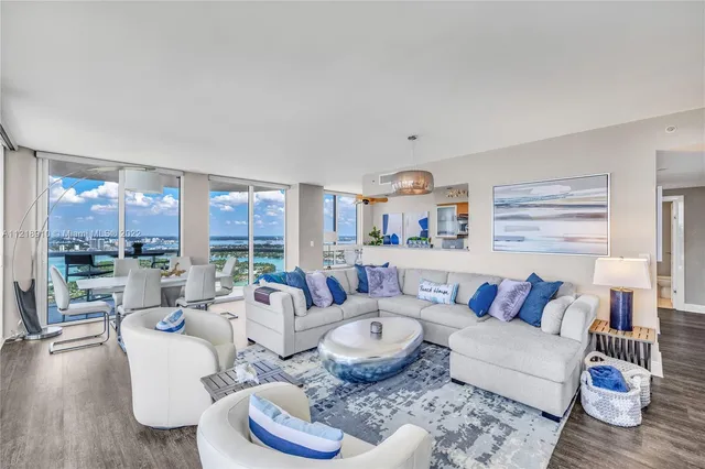 $13,000 | 6365 Collins Avenue, Unit 3807, Miami Beach, FL 33141