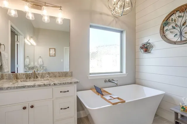 $599,900 | 239 Harvard Lane, Springtown, TX 76082