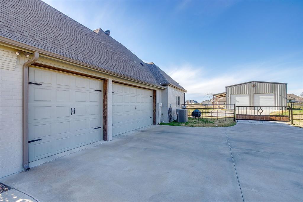 239 Harvard Lane Springtown, TX 76082 - Photo 28 of 36 3 Car Garage