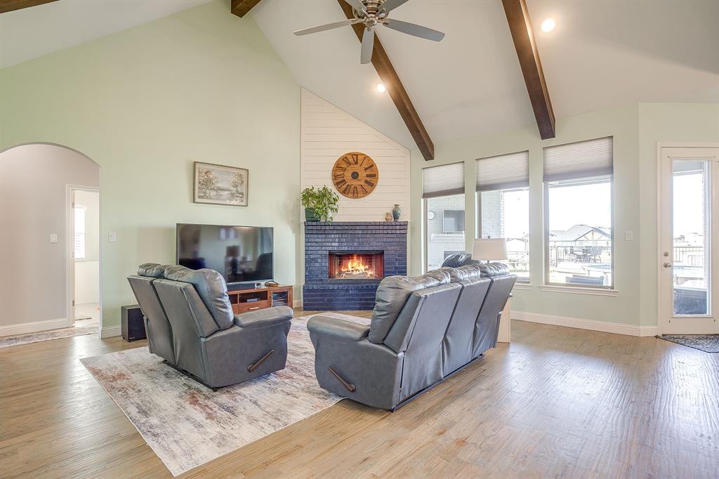 239 Harvard Lane Springtown, TX 76082 - Photo 5 of 36