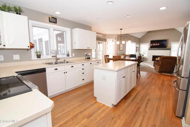 $584,900 | 19 Mann Boulevard, Halfmoon, NY 12065