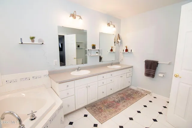 $584,900 | 19 Mann Boulevard, Halfmoon, NY 12065