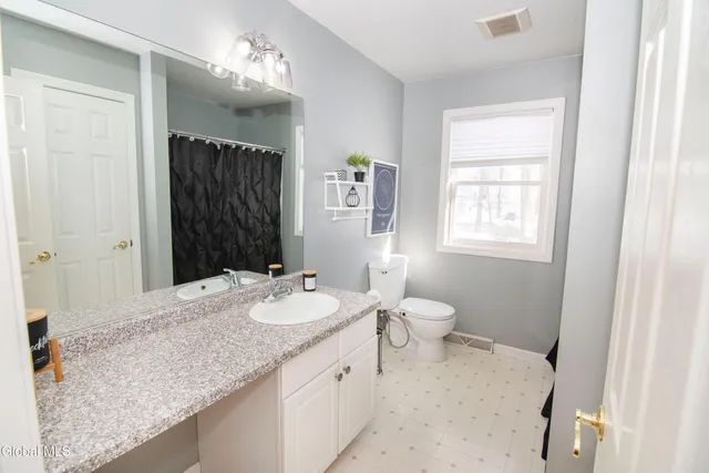 $584,900 | 19 Mann Boulevard, Halfmoon, NY 12065