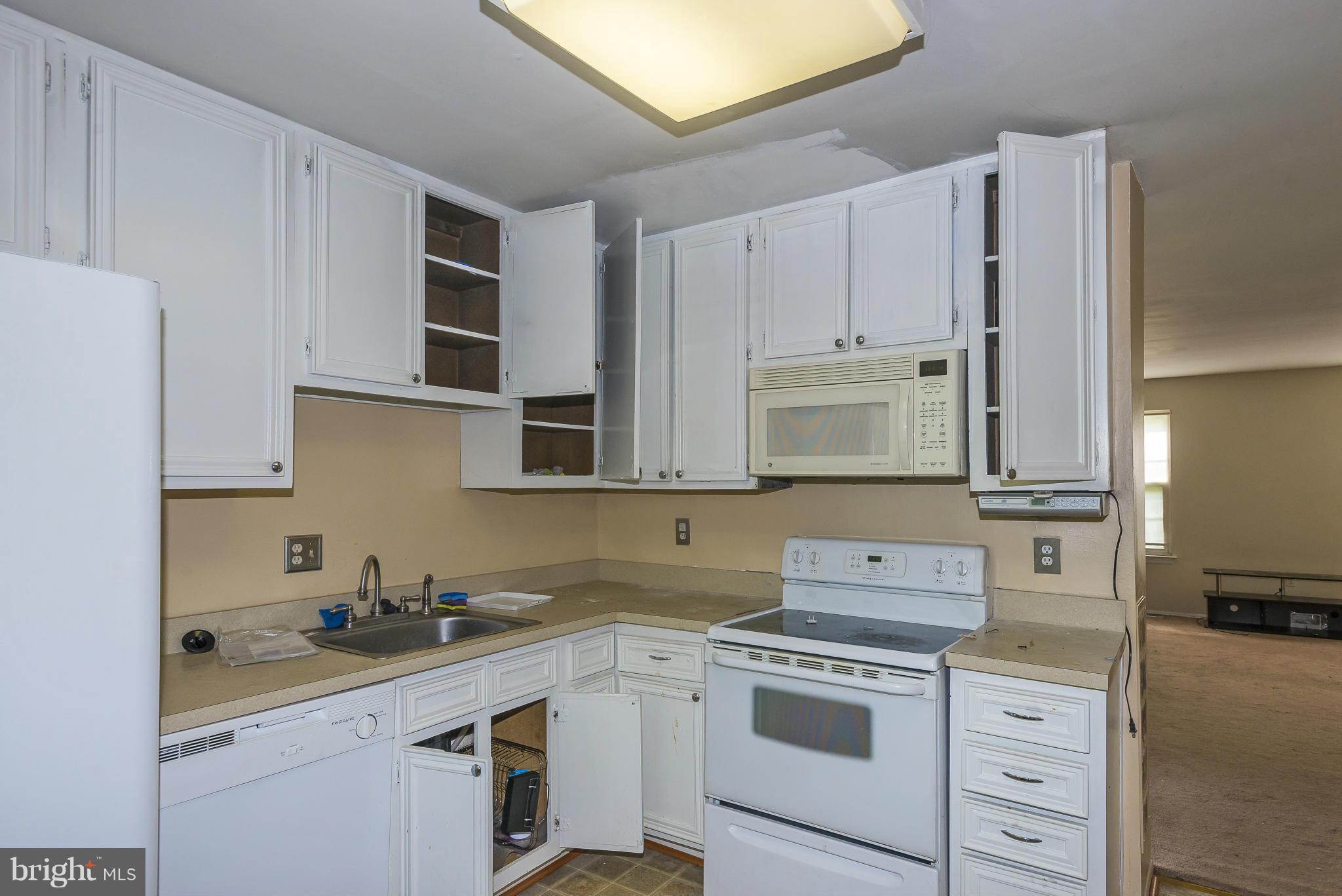 8325 Snowden Oaks Place Laurel, MD 20708 - Photo 3 of 22 Kitchen