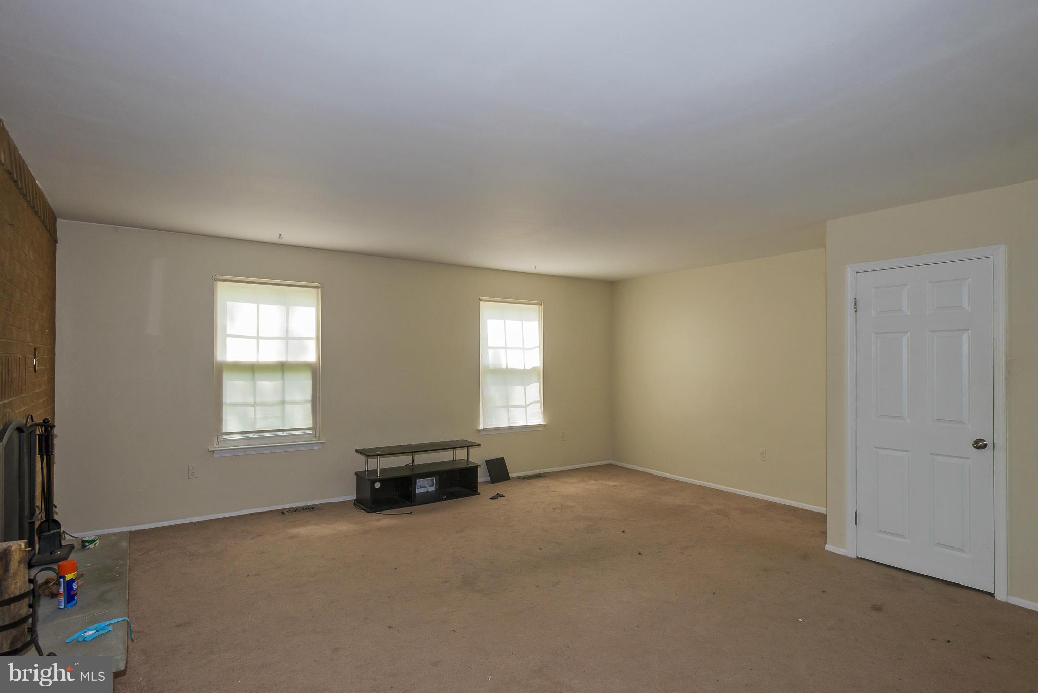 8325 Snowden Oaks Place Laurel, MD 20708 - Photo 7 of 22 Living Room