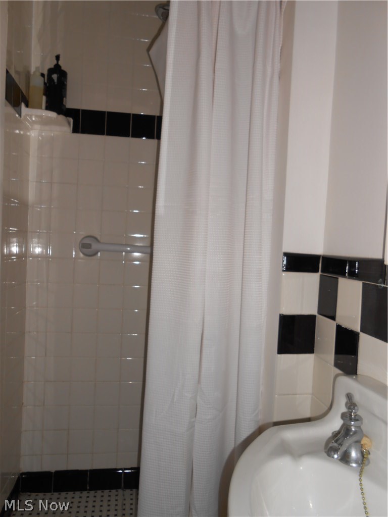 2870 Ludlow Road Cleveland, OH 44120 - Photo 22 of 35
