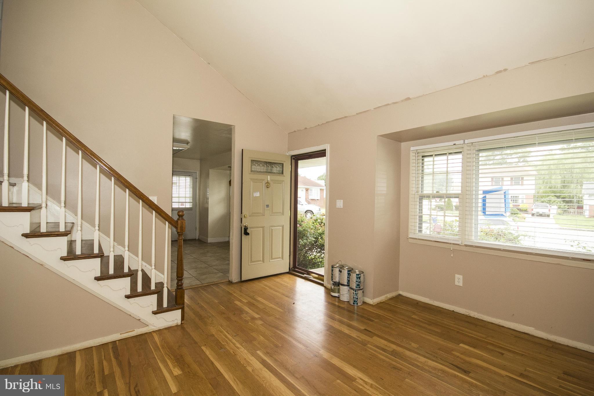 2403 Oak Manor Road Baltimore, MD 21219 - Photo 4 of 17 Living Room